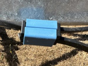 Flat wire snap connector